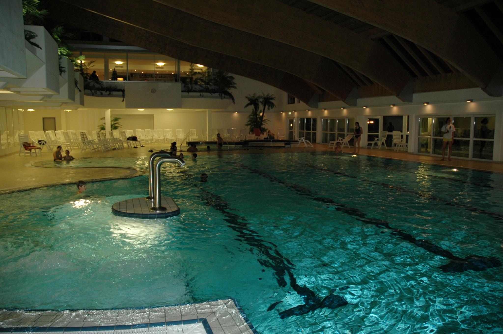 Tra le piscine coperte più tranquille e luminose c'è senza dubbio l'Alpin Pool di Maranza.