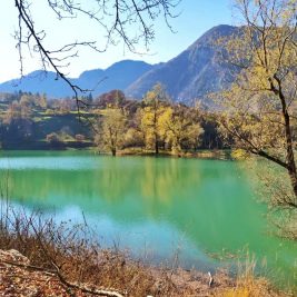 Il lago di Tenno è famoso per le sue acque turchesi. Stupendi i colori del foliage sulle sue rive