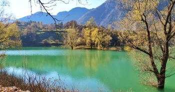 Il lago di Tenno è famoso per le sue acque turchesi. Stupendi i colori del foliage sulle sue rive