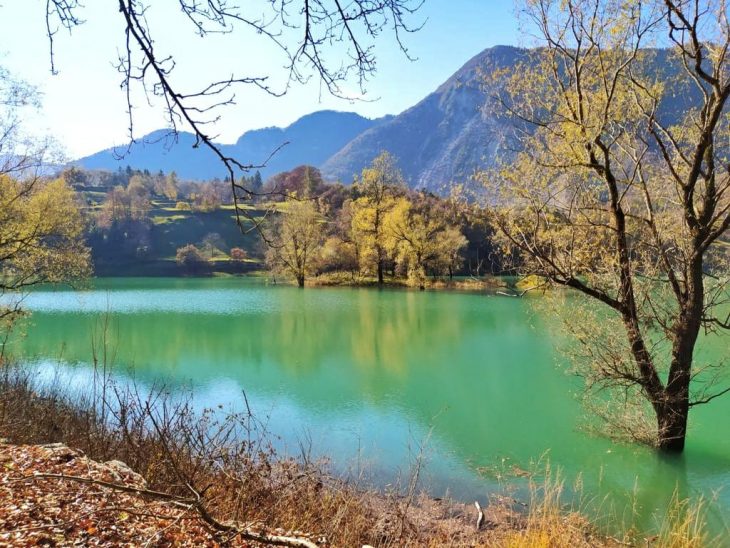 Il lago di Tenno è famoso per le sue acque turchesi. Stupendi i colori del foliage sulle sue rive