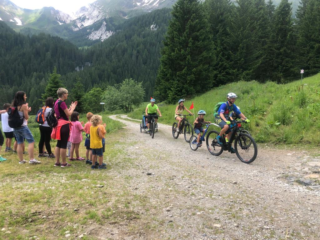 Un mezzo alternativo per raggiungere Malga d'Arnò è la e-bike: potete noleggiarla al Breg Adventure Park