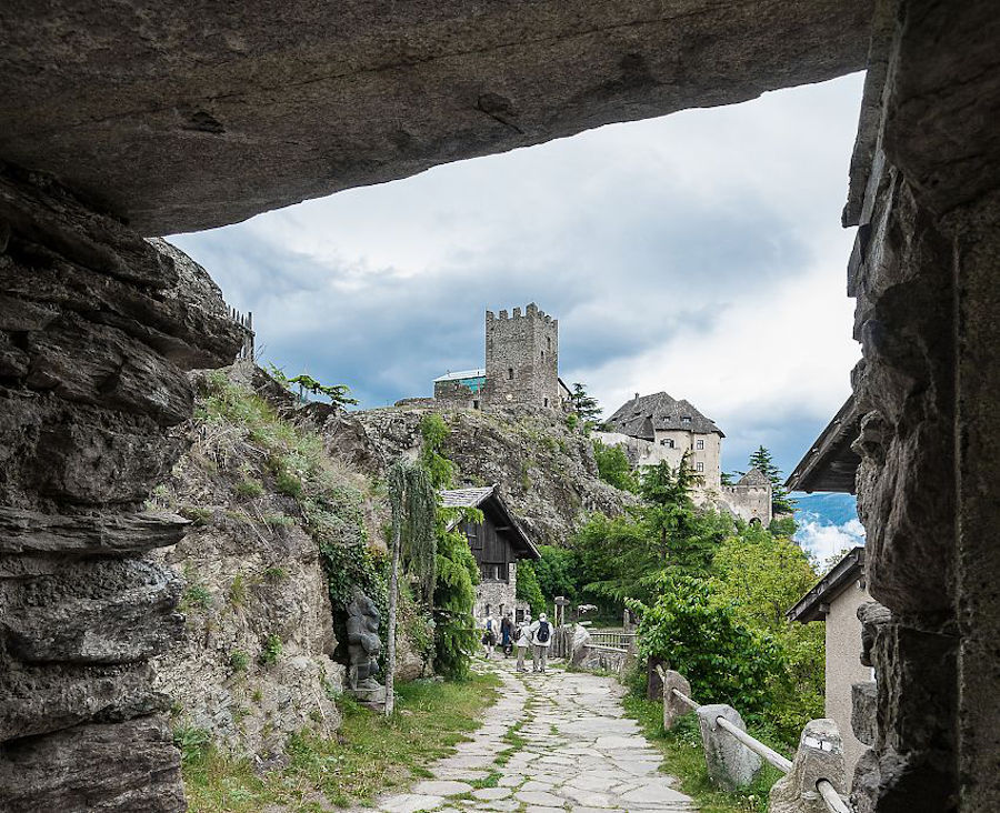 Castel Juval è la residenza di Reihnold Messner. Qui oriente ed Alpi si incontrano in un connubio perfetto