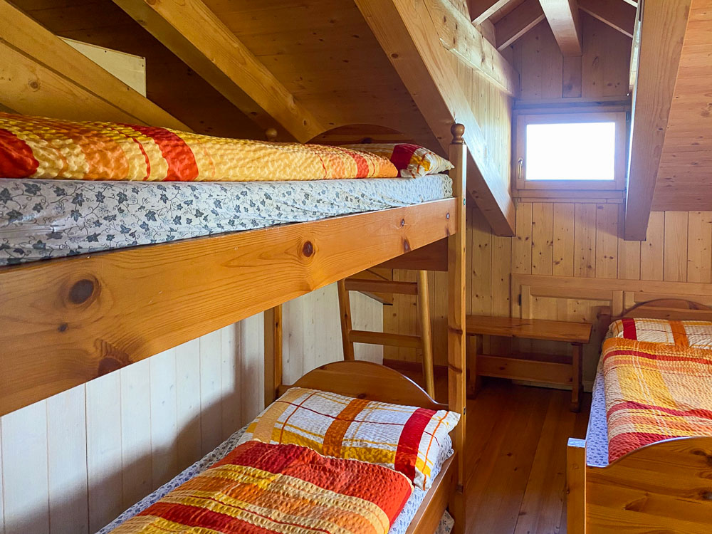 Al RIfugio Denza si può dormire in camerata o in stanze più piccole da 4 o 6 posti.