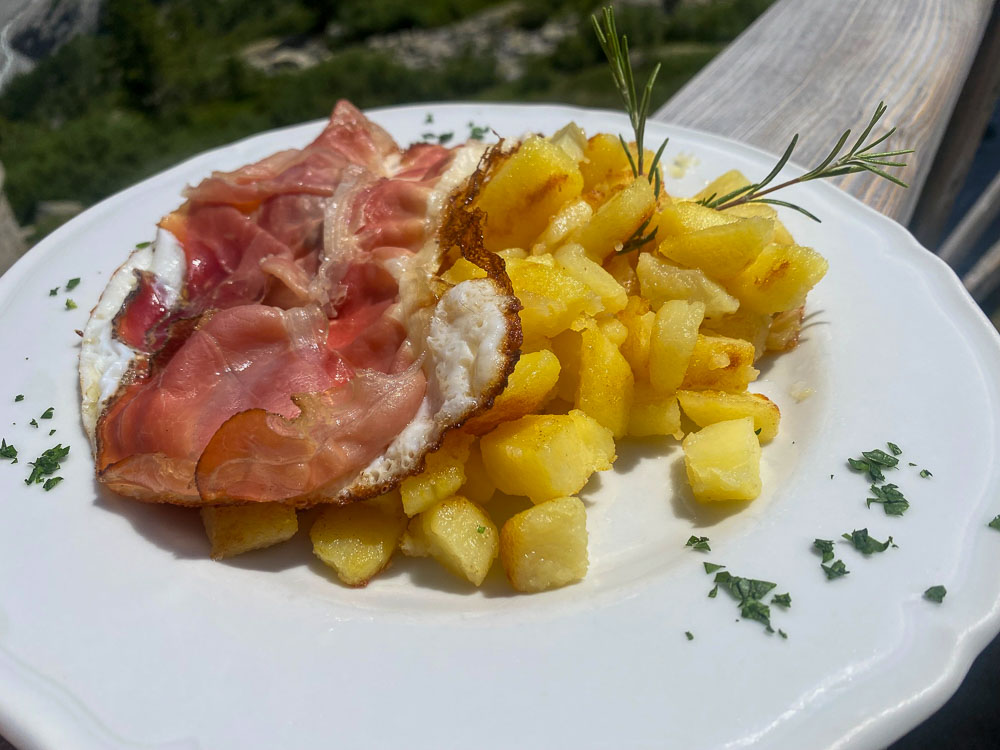Al Rifugio Denza troverete piatti semplici e gustosi, come speck uova e patate.