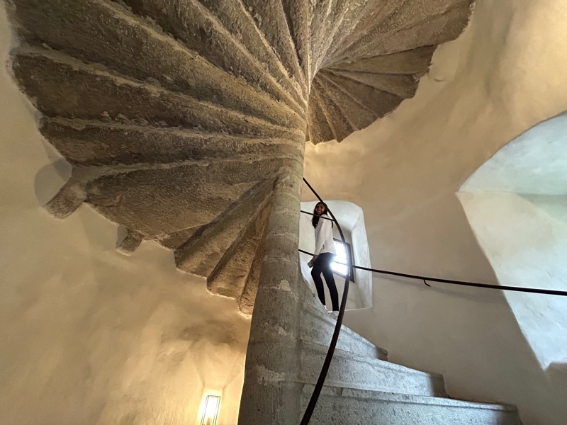 La scala a spirale in pietra che porta ai piani superiori di Castel Caldes