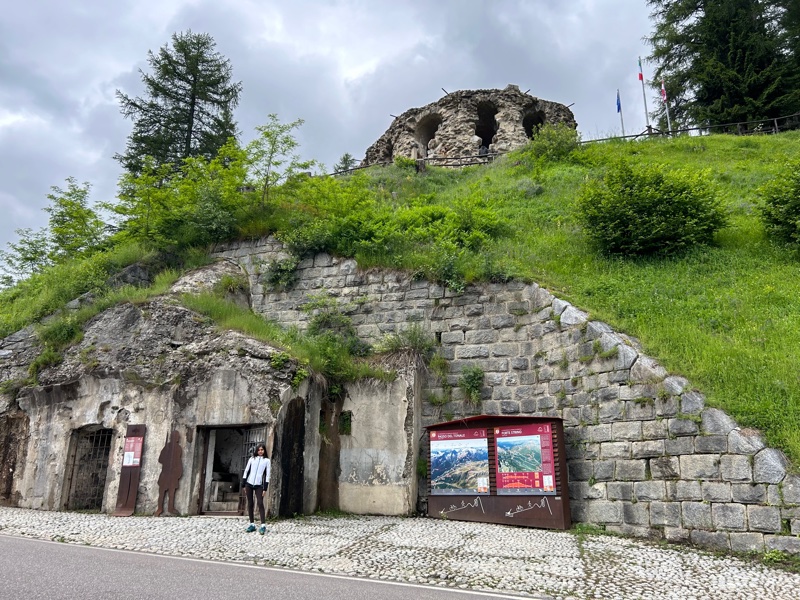 Forte Strino si trova a metà strada tra Vermiglio ed il Passo del Tonale. 