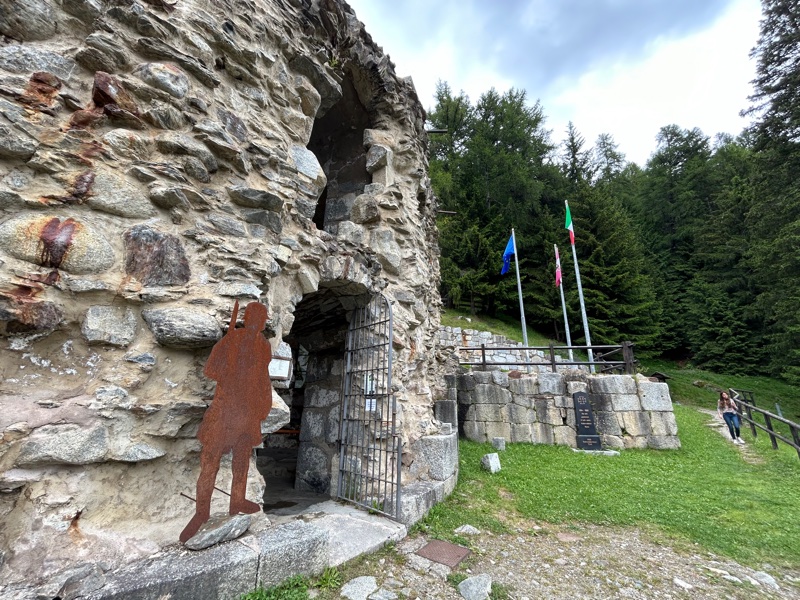 Si può accedere al forte dal piano strada tramite una ripida scalinata scavata nella roccia oppure tramite un sentierino che sale al primo piano.