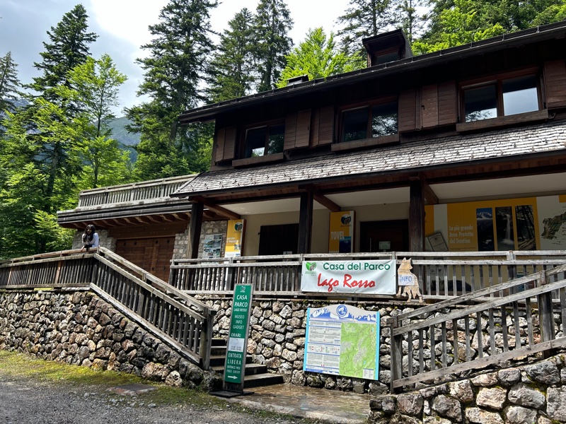 La Casa del Parco Lago Rosso funge da centro visitatori del Lago di Tovel.