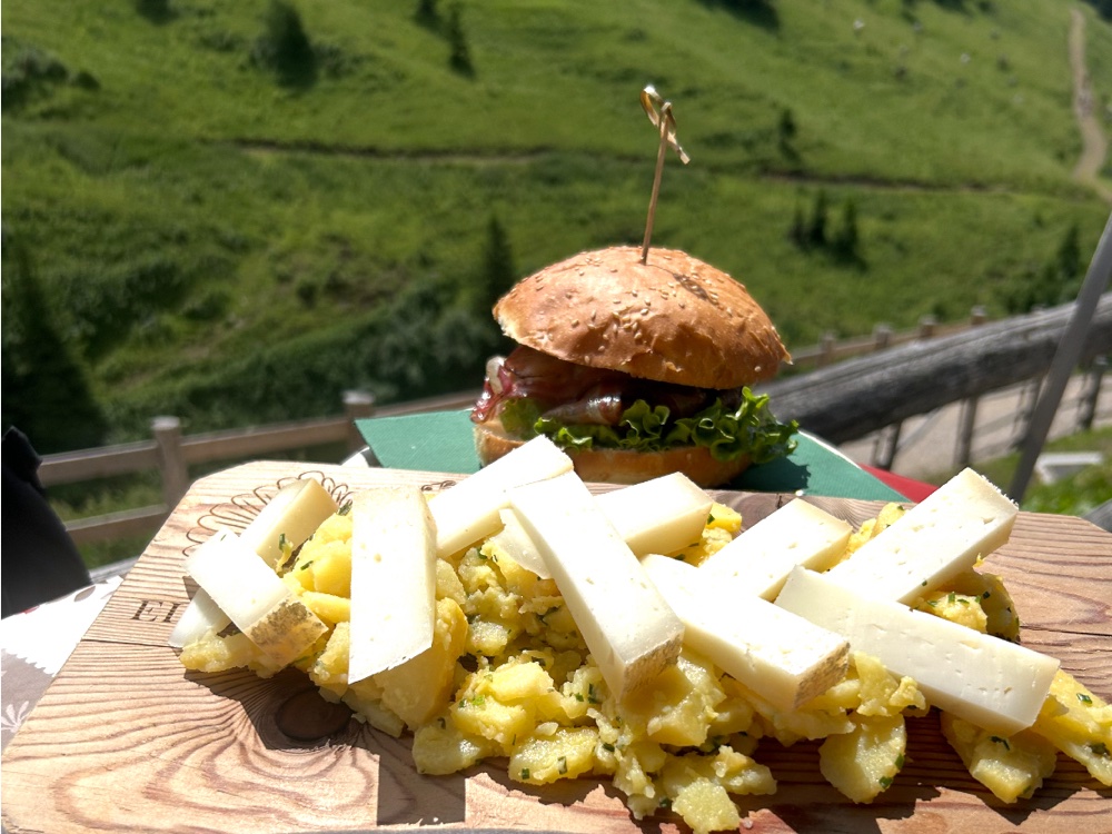 Nel menu di Malga Jumela si trovano ottimi hamburger e prodotti propri, come il gustoso formaggio di capra.