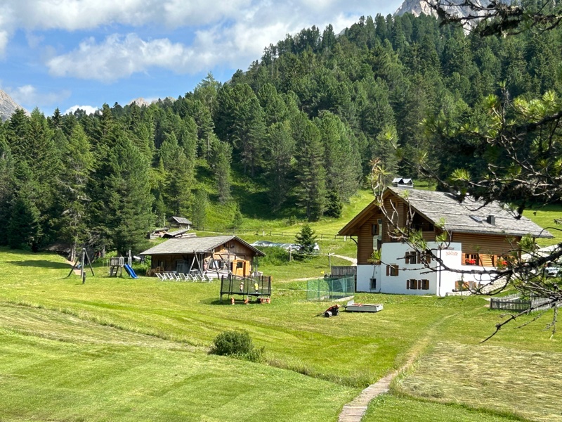 Sul retro della Halslhütte, inizia il sentiero per la Schatzerhütte e si trova un ampio parco gioco per i bambini