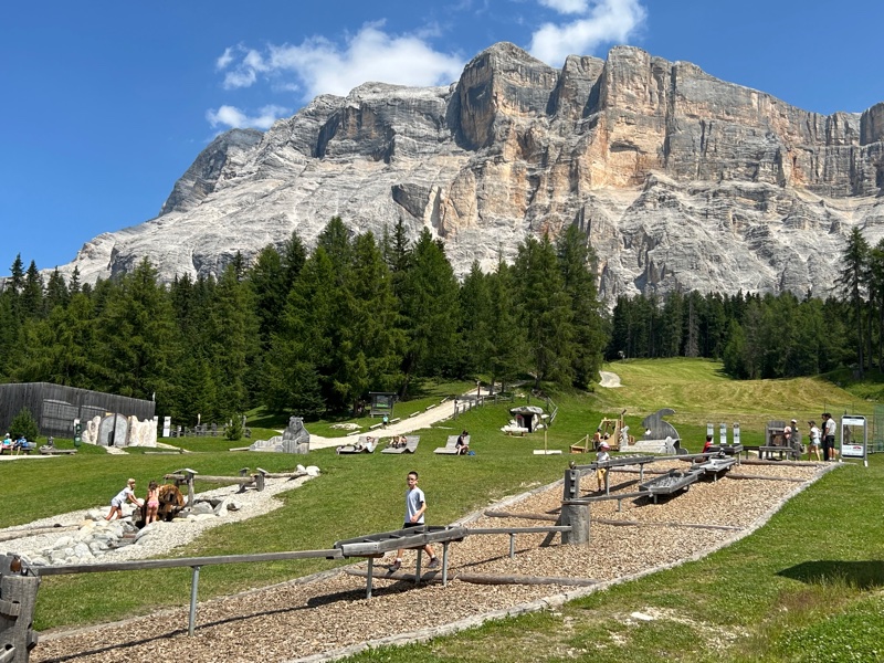 Al SummerPark La Crusc il divertimento è assicurato! Piste per palline, giochi d'acqua e tanto altro!