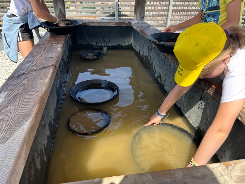 Al SummerPark la Crusc si può setacciare il fondo di una fontana per trovare le pepite!