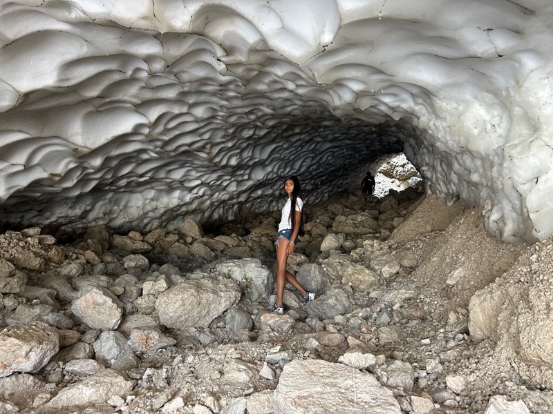 Arrivati in cima con la cabinovia La Crusc 2 in 45 minuti si raggiunge la suggestiva Grotta della Neve