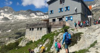 Il Rifugio Mandrone si trova a quota 2449 metri, nel cuore dell'Adamello