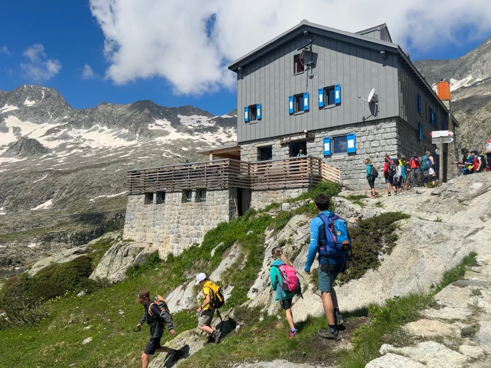 Il Rifugio Mandrone si trova a quota 2449 metri, nel cuore dell'Adamello