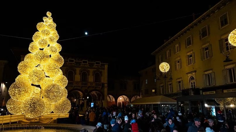 A Rovereto Magia del Natale anche un grandissimo albero composto da grandi sfere luminose in fibra di vetro.