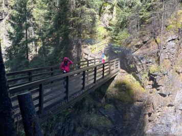 Per raggiungere la fly-line si attraversa il ponte posto a pochi metri dalla terza delle cascate di Tures