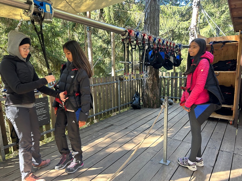 La fly-line alle Cascate di Tures vi farà volteggiare sospesi tra gli alberi e sopra le cascate.