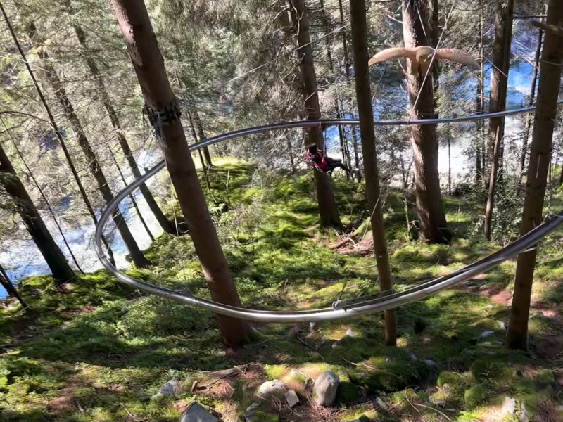 Divertente discesa sospesi tra gli alberi con la fly-line delle cascate di Tures