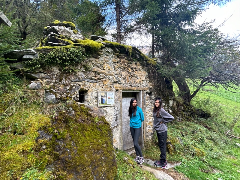 Sull'antica via dei Masi di Fundres si trova anche questa ghiacciaia naturale