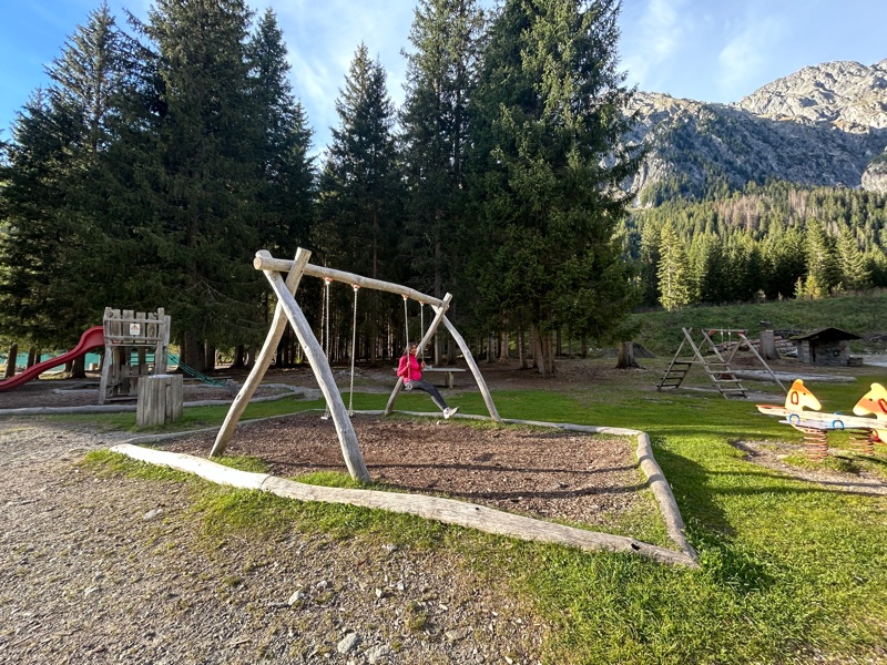 Il Platzl am See, con il suo bel parco giochi, si trova circa a meà del percorso che circumnaviga il lago di Anterselva