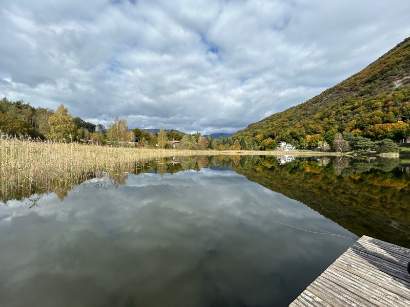 Lago di Lagolo in una giornata d'autunno