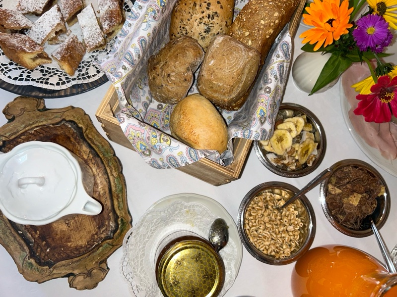 Al Residence Obermoarhof vi attende una colazione genuina a chilometro zero: gustose uova fresche, marmellata fatta con frutta appena colta, formaggi di malga... 