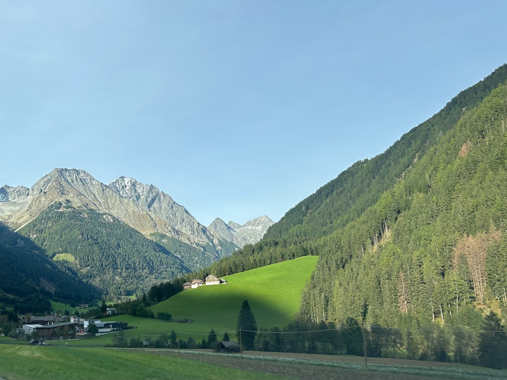 Il lago di Anterselva si trova in fondo alla omonima valle, una laterale della Val Pusteria, quasi sul confine austriaco.