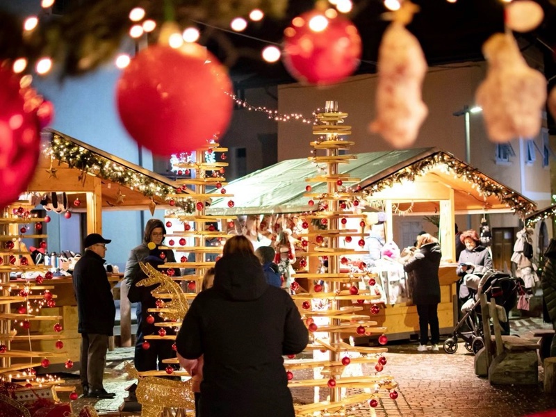 Da quest'anno le casette del Borgo di Natale non saranno più concentrate esclusivamente nella piazza di Fondo ma distribuite lungo le vie del centro, con attività per grandi e piccini lungo il percorso fino al Canyon Rio Sass ed al Lago Smeraldo