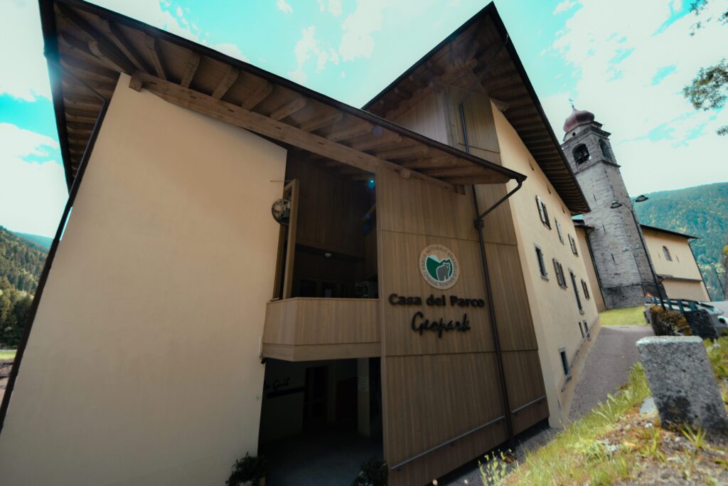 La Casa del Parco Geopark di Carisolo ospita anche la biblioteca del Parco Naturale Adamello Brenta