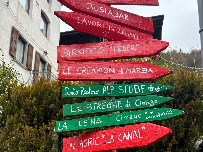 Carosello è il nome del mercatino di Natale a Cimego, in Valle del Chiese. 