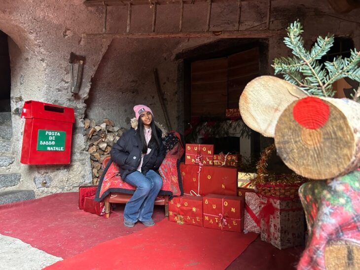 Al mercatino di Natale a Cimego c'è anche la Casa di Babbo Natale dove imbucare le letterine e, se si è fortunati, incontrare Babbo Natale